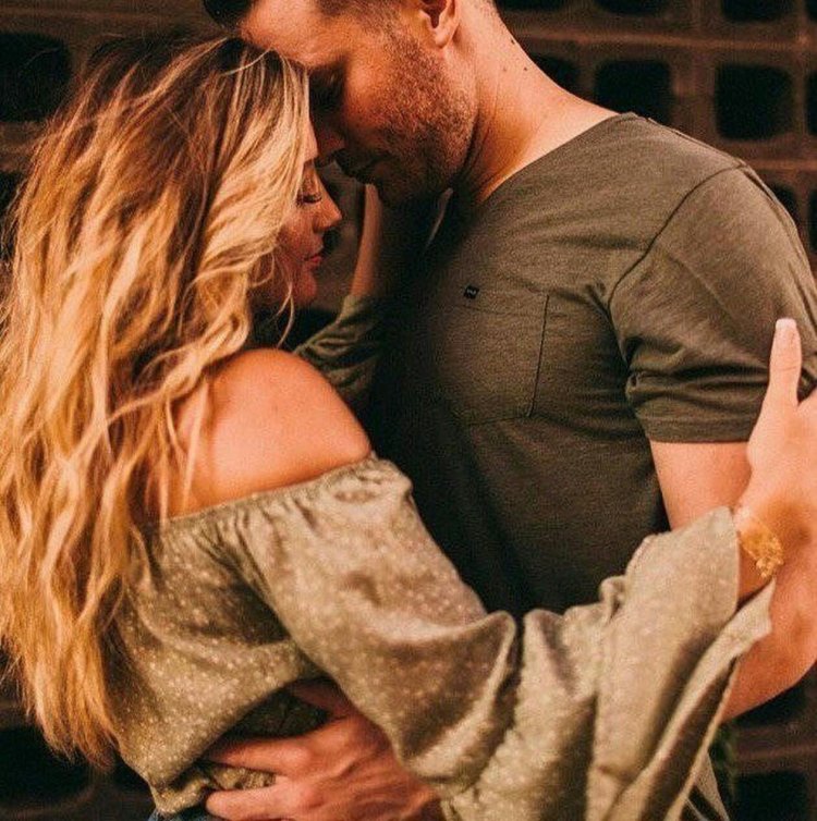 Блондинка обнимает мужчину