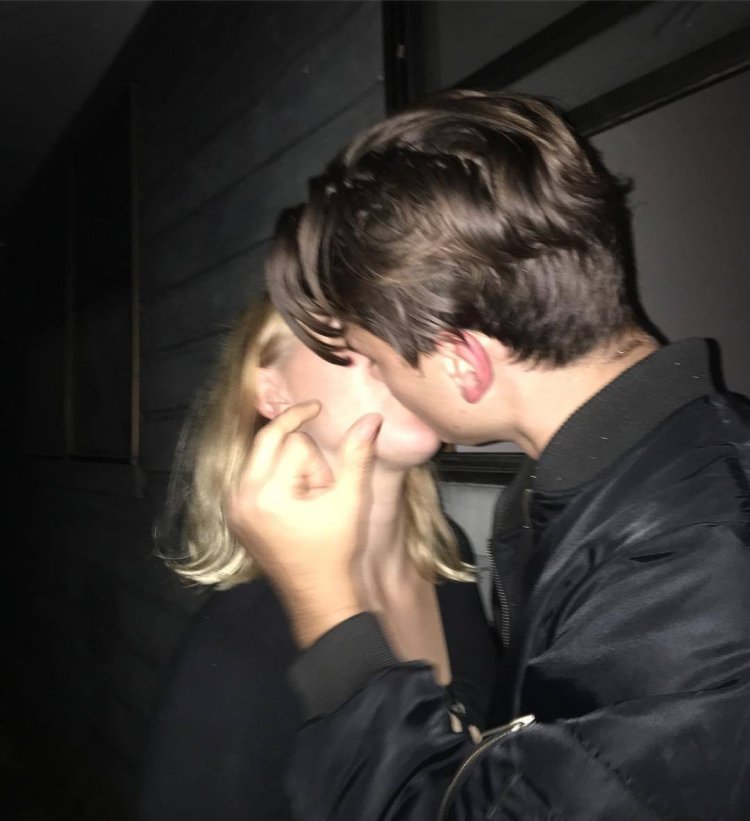 Поцелуй девушек с короткими волосами