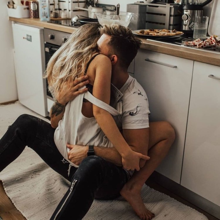 Парень и девушка на кухне