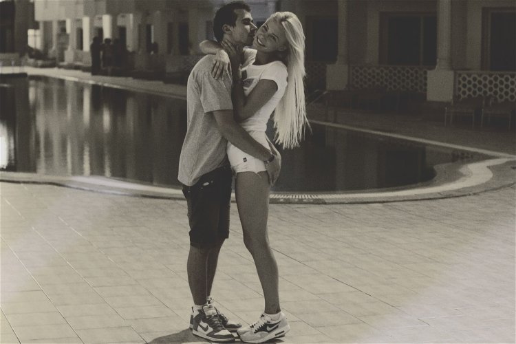 Пацан с девушкой блондинкой