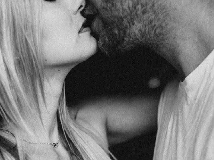 Срамный поцелуй с блондинкой