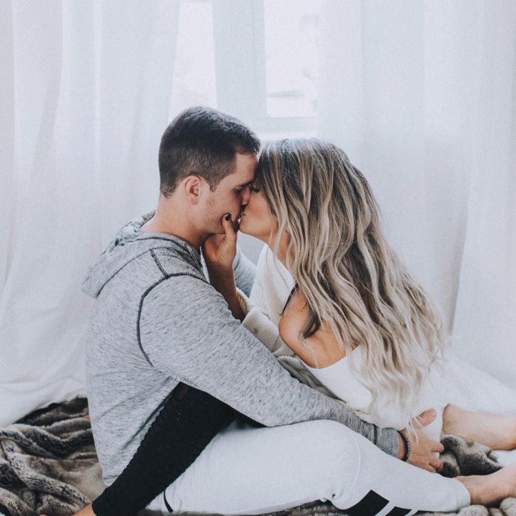 Пепельные блондинки в объятиях мужчины