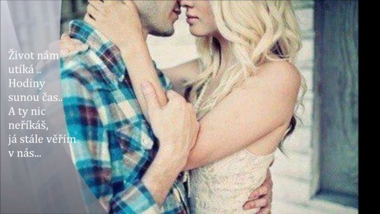 Блондинка обнимает мужчину