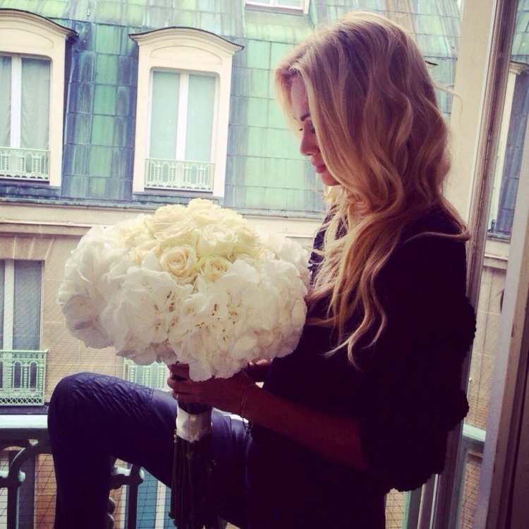 Девушка с букетом белых роз