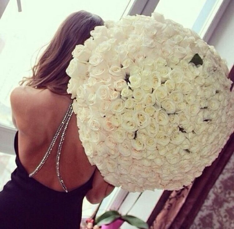 Девушка с большим букетом цветов