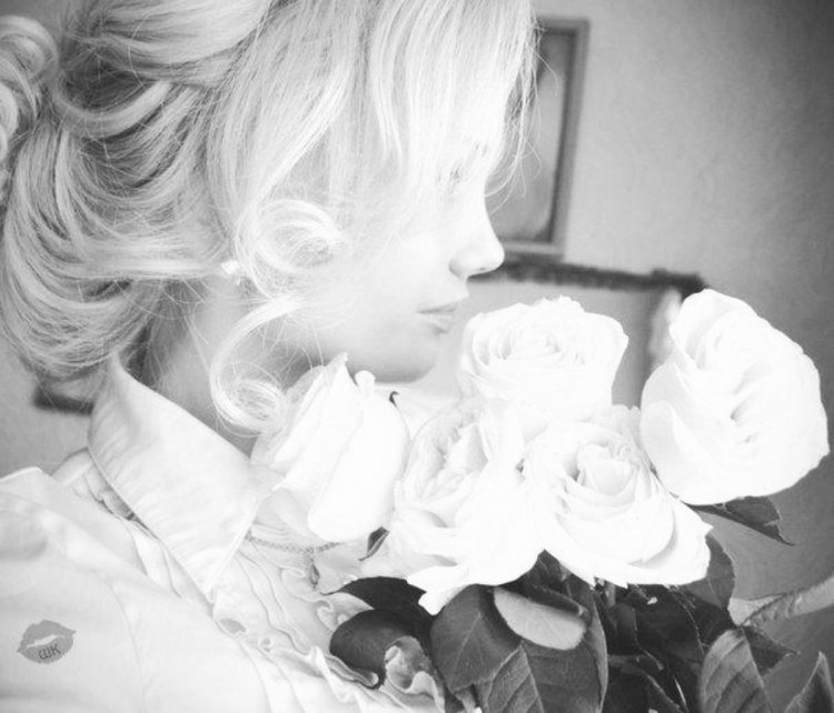 Девушка с белыми розами