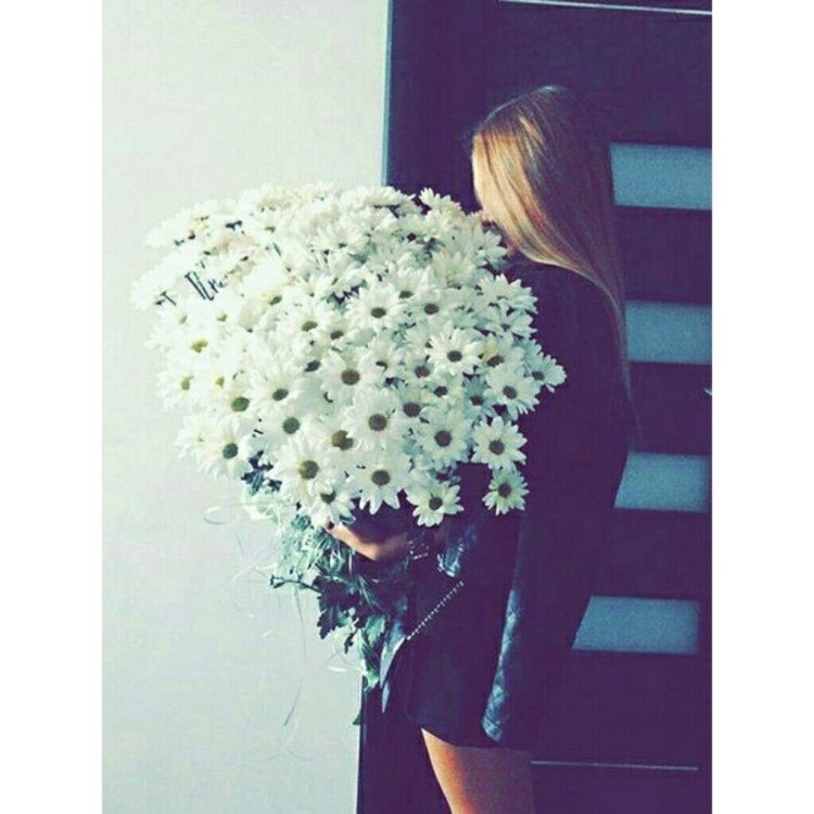 Блондинка закрыла лицо букетом