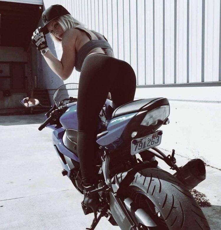 Девушка на мотоцикле с факом