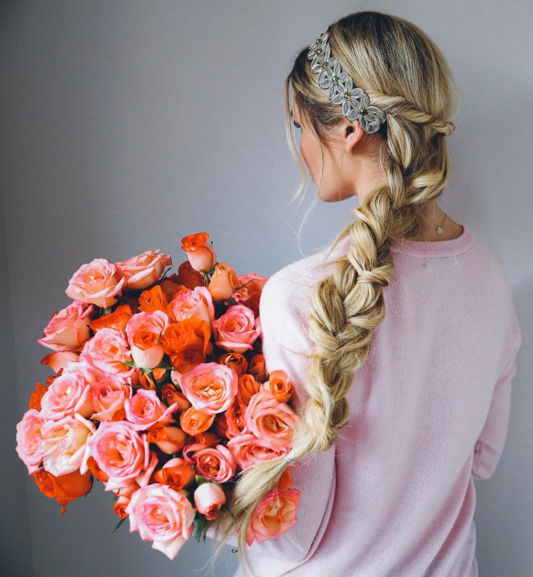 Светлая девушка с букетом