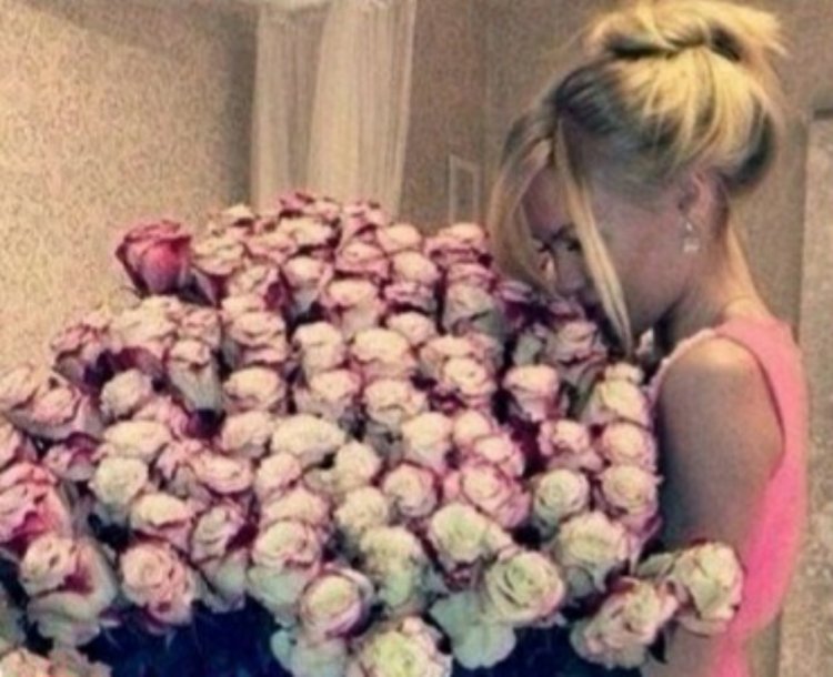 Блондинка с каре с букетом цветов