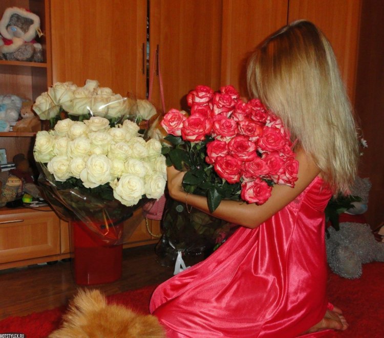 Блондинка с цветами со спины