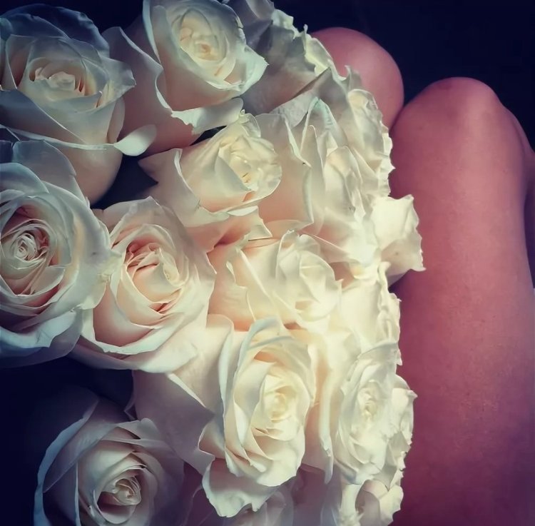 Цветы в руках у девушки