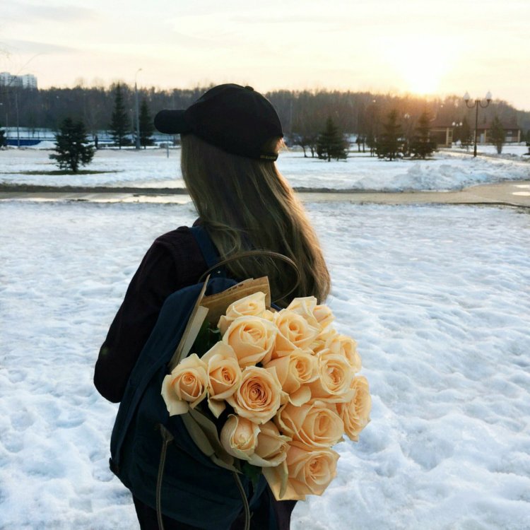 Девушка с розами зимой