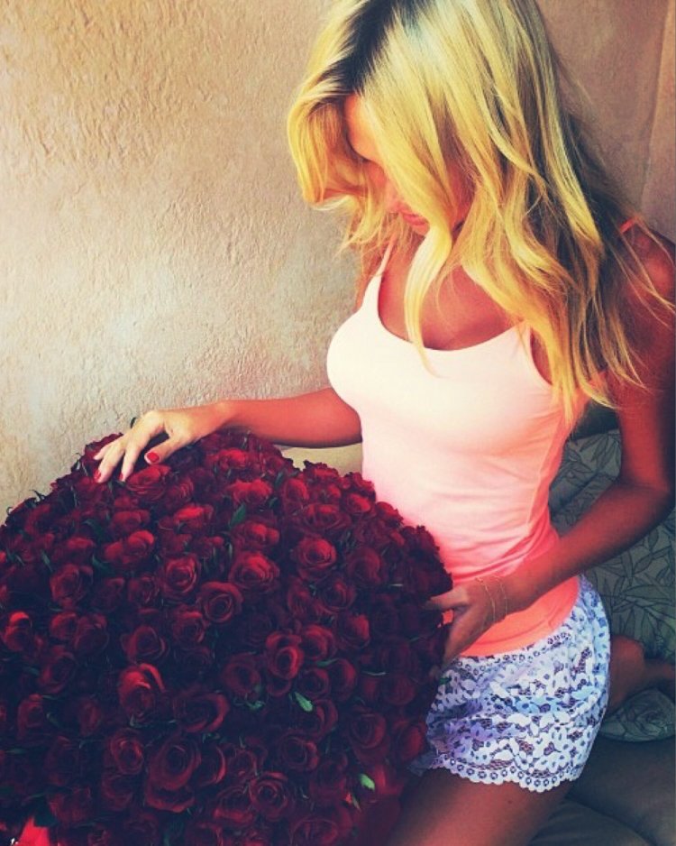 Блондинка с букетом без лица