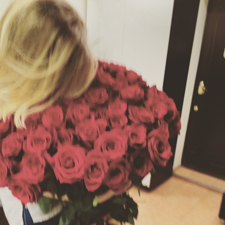 Блондинка с цветами без лица