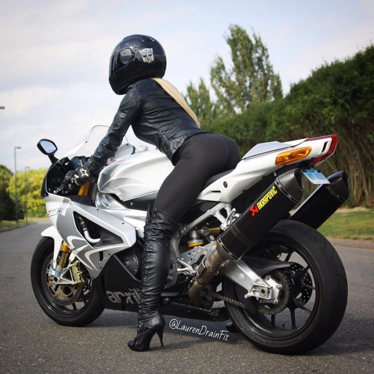 Девушка на мотоцикле