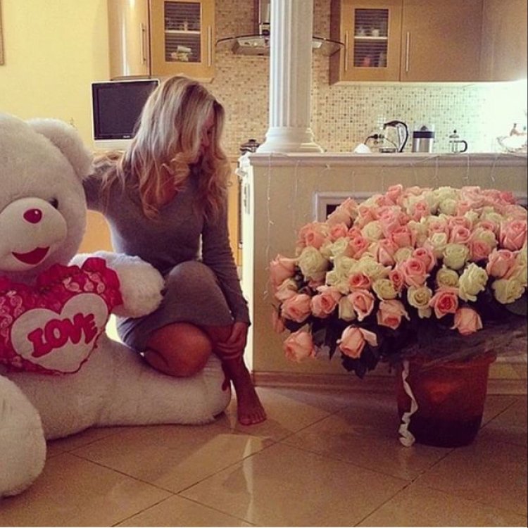 Блондинка с шарами и цветами