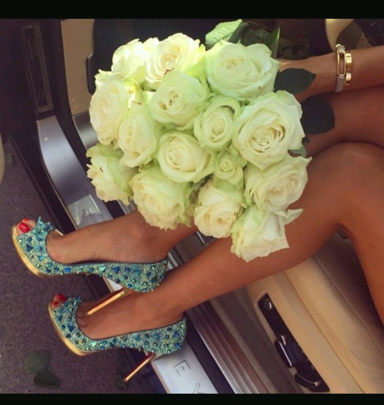 Шикарный букет в ногах