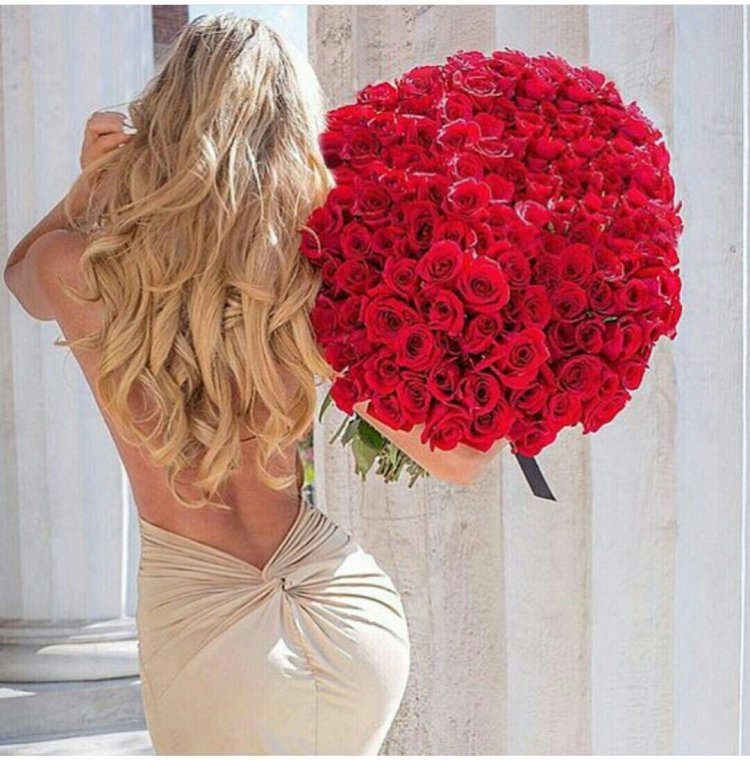 Женщина блондинка со спины в розах