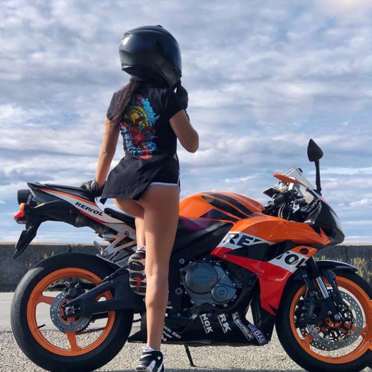 Моника мотоциклистка