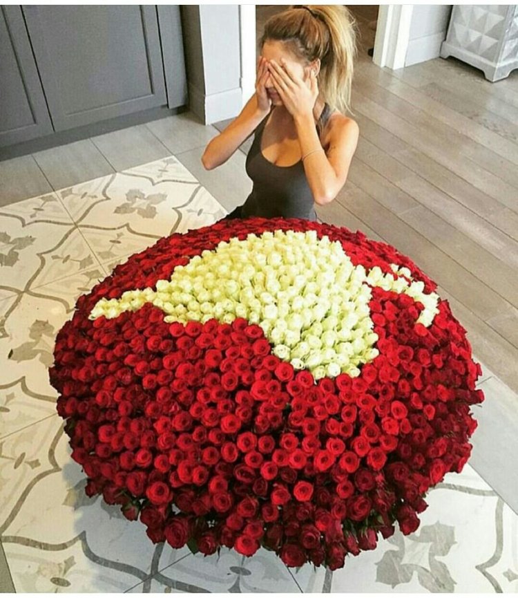 Блондинка с букетом роз