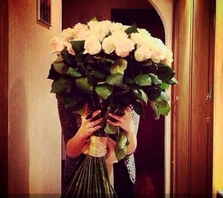 Девушка с цветами без лица