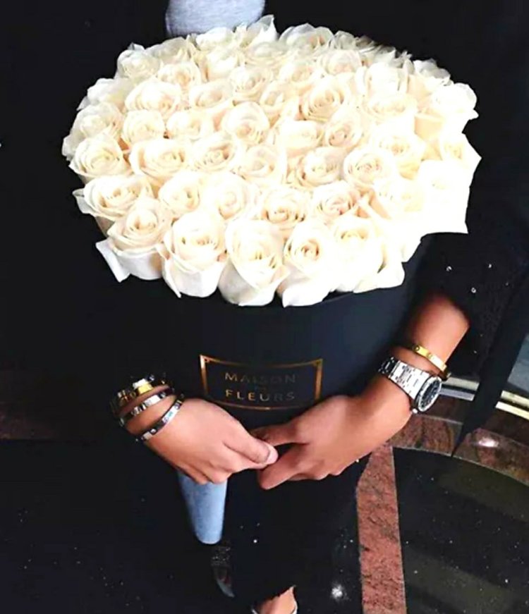 Букет белых роз в руках девушки