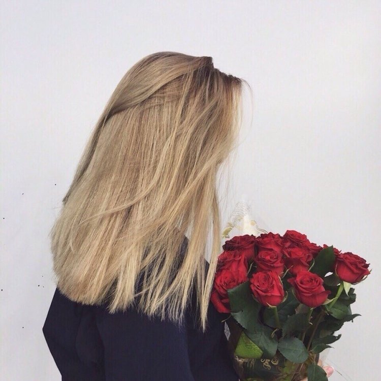 Блондинка с цветами со спины