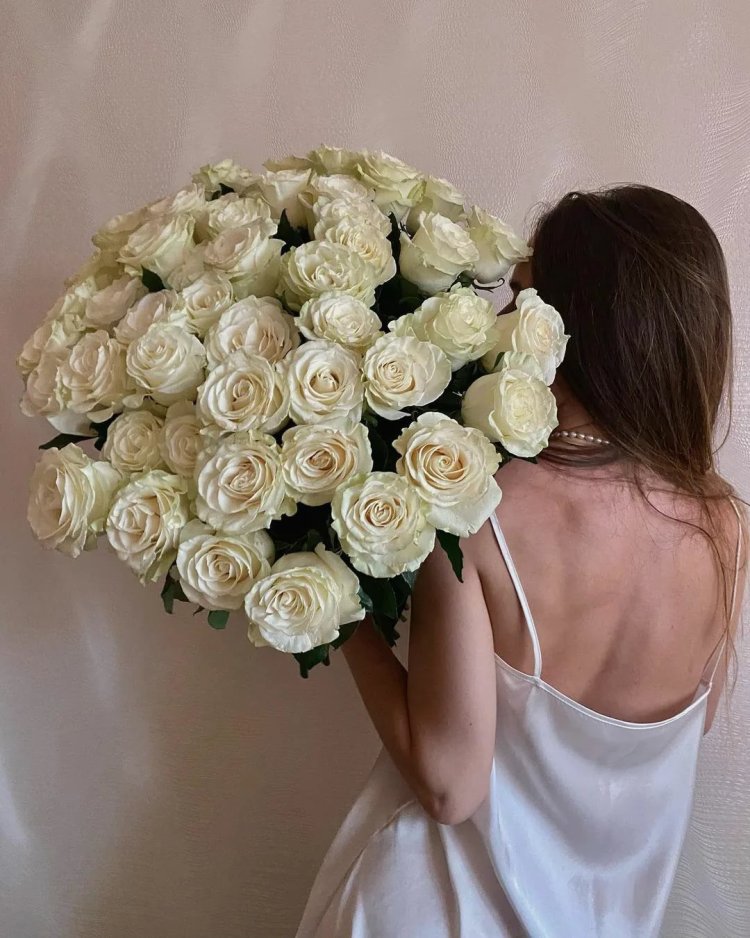 Фото с цветами в вазе со спины