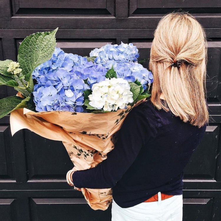 Блондинка с цветами со спины