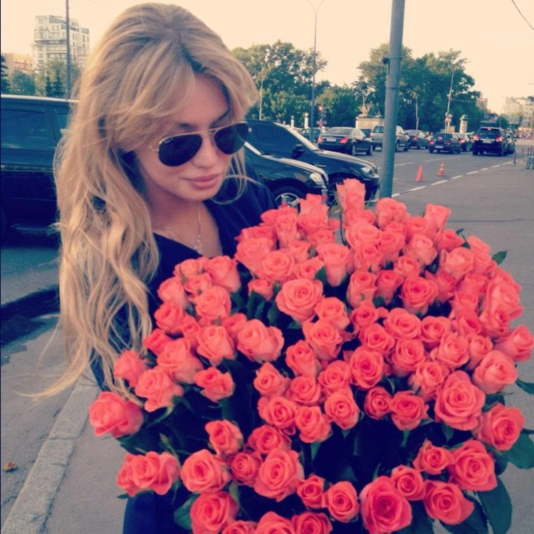 Блондинка с большим букетом роз