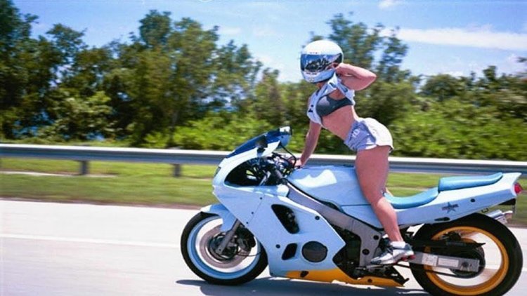 Толстая девушка на мотоцикле