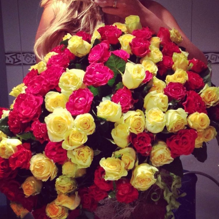 Блондинка с букетом без лица