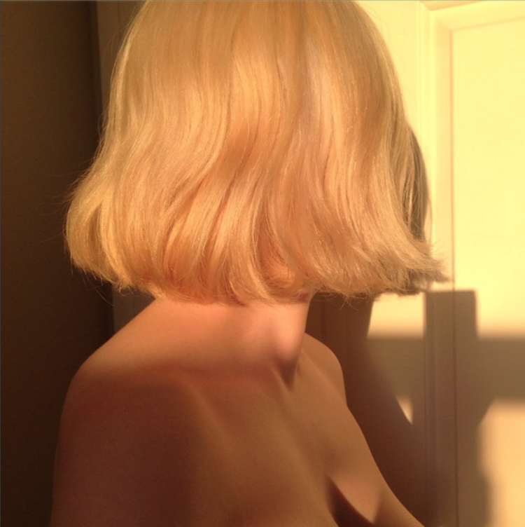 Блондинка с каре Эстетика