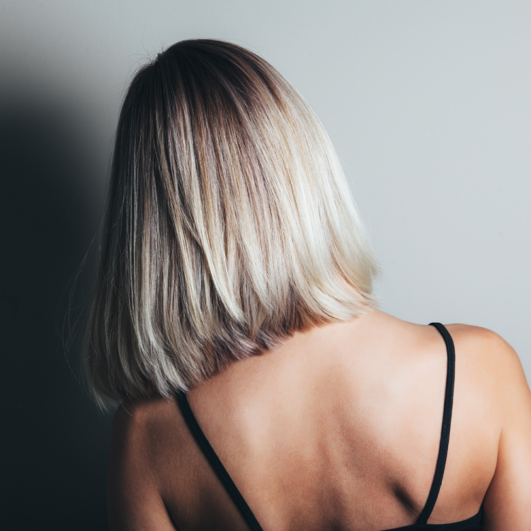 Блондинка с каре со спины