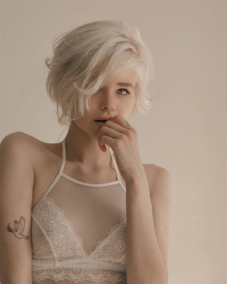 Девушка с короткими белыми волосами