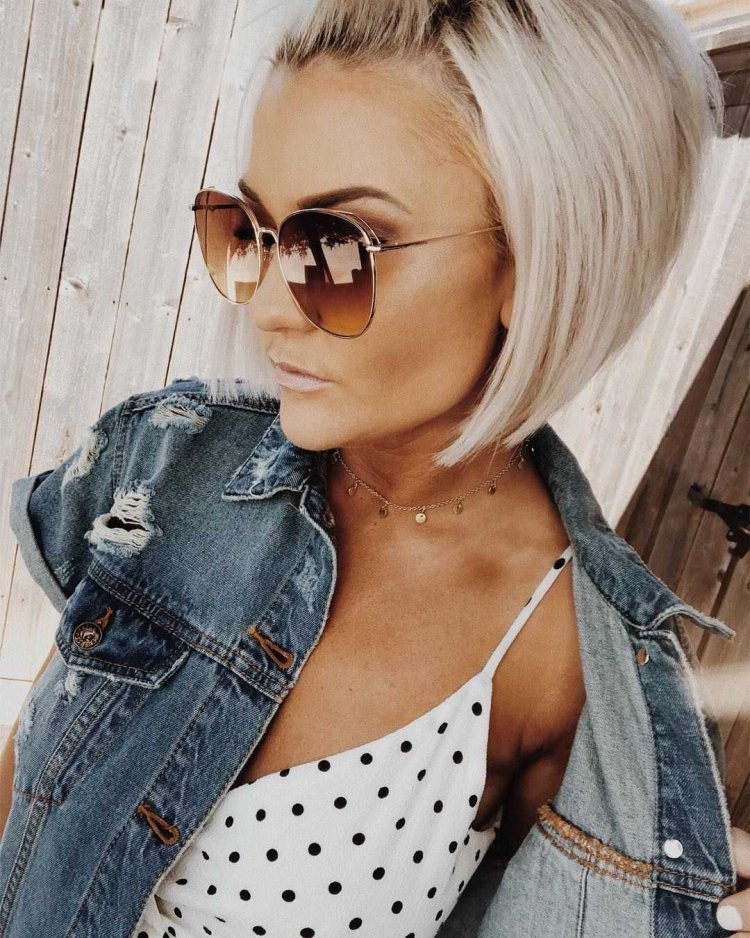 Блондинка с каре