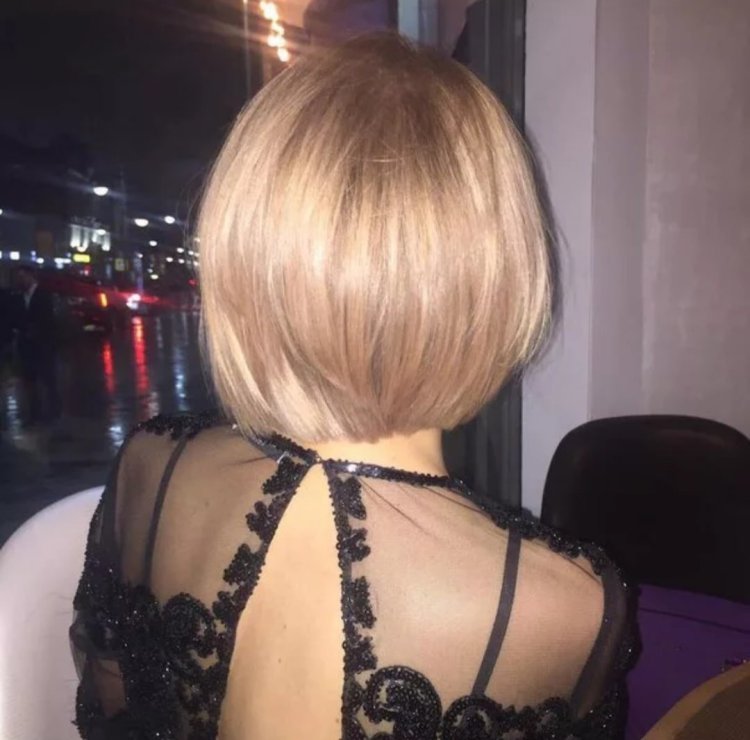 Блондинка с каре сзади