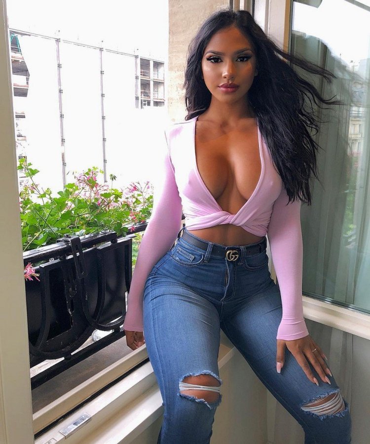 Чарли этвелл в обтягивающих джинсах