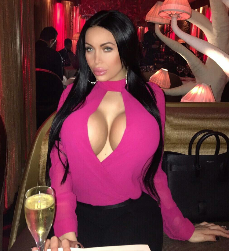 Pamela Odame_Watara грудь