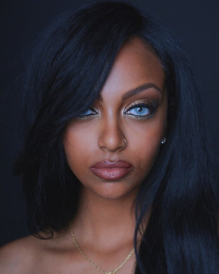 Мулатка с голубыми глазами