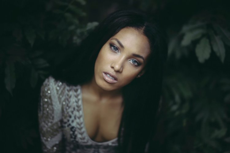 Красивая мулатка с голубыми глазами