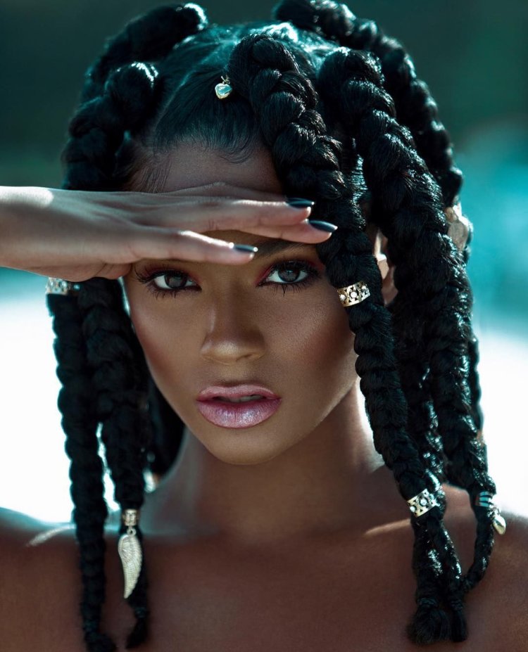 Темнокожая девушка с дредами