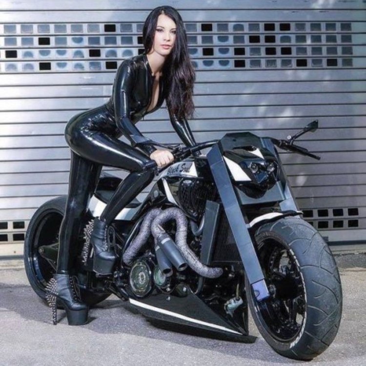 Анастасия Решетова на мотоцикле