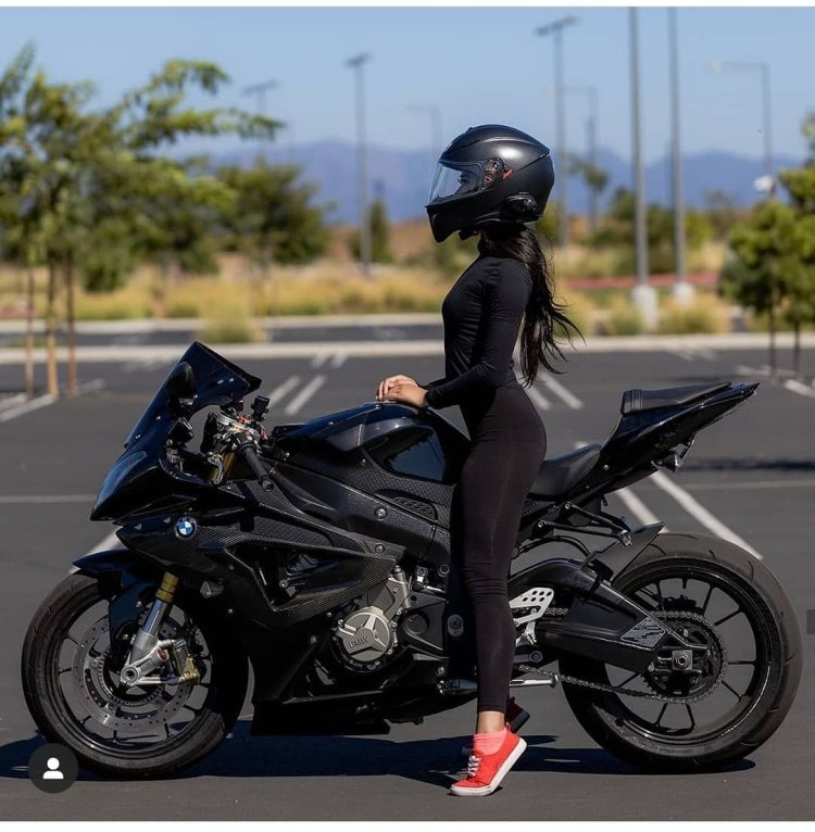 Мотоциклистка в черном