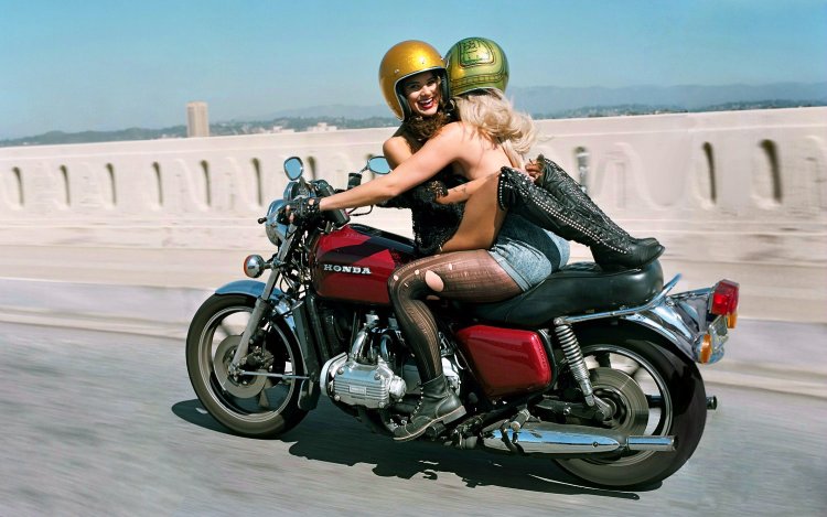 Девушка на мотоцикле в купальнике