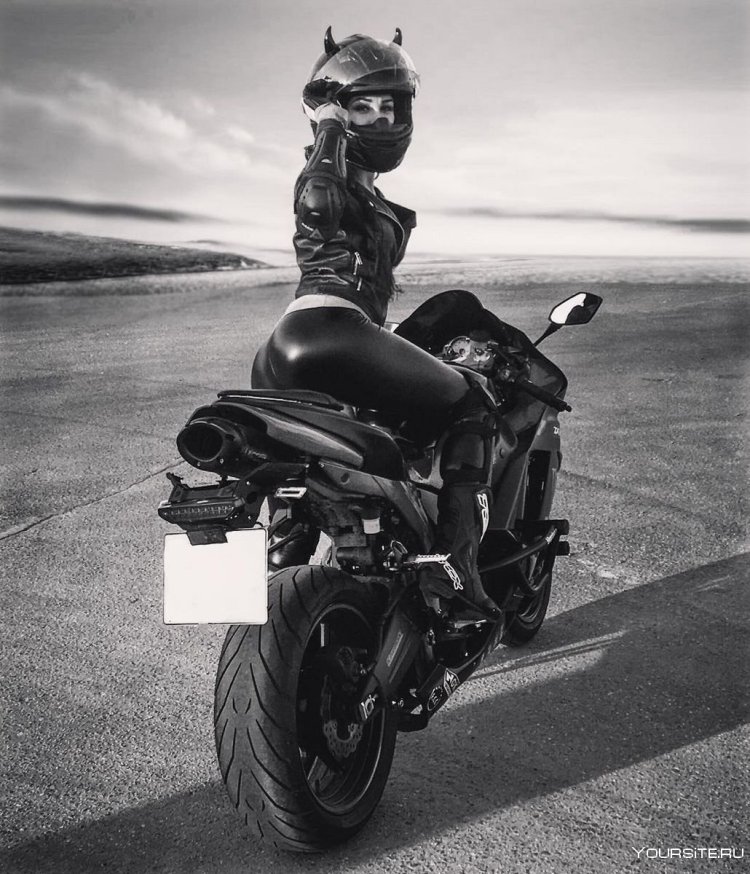 Девушка на мотоцикле в шлеме