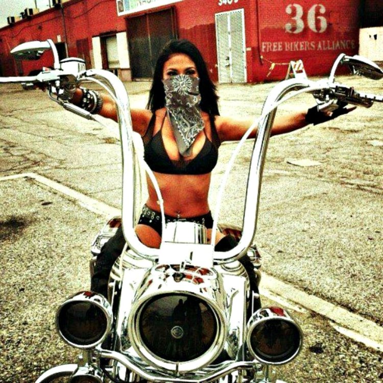 Девушка на мотоцикле с высоким рулем