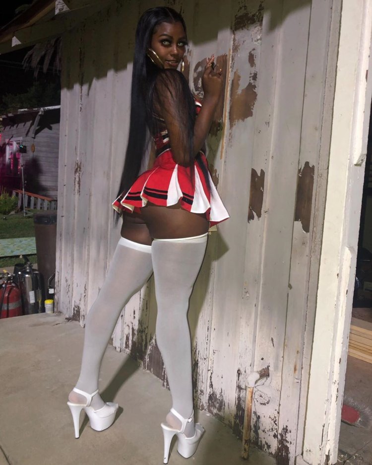 Белая девушка в чулках и негр