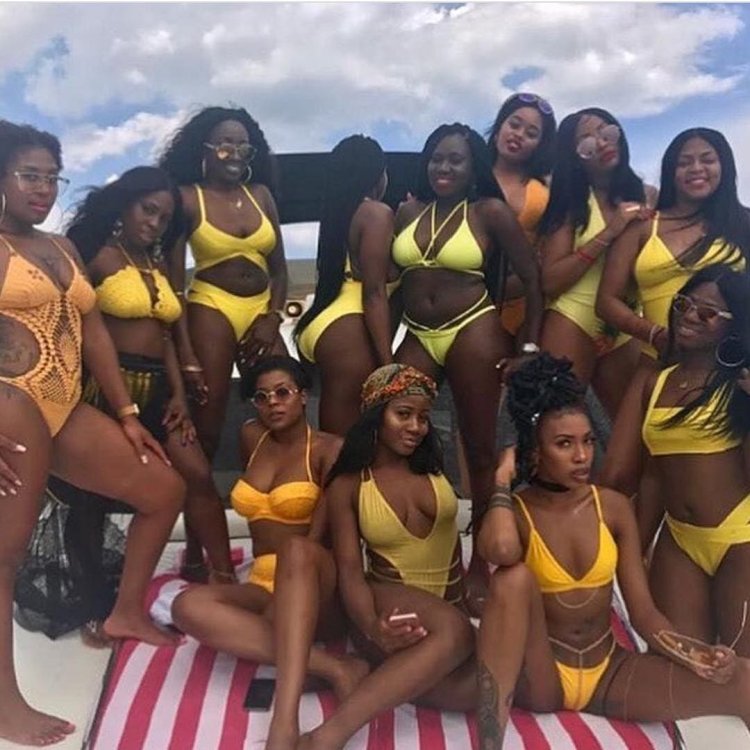 Много чернокожих девушек